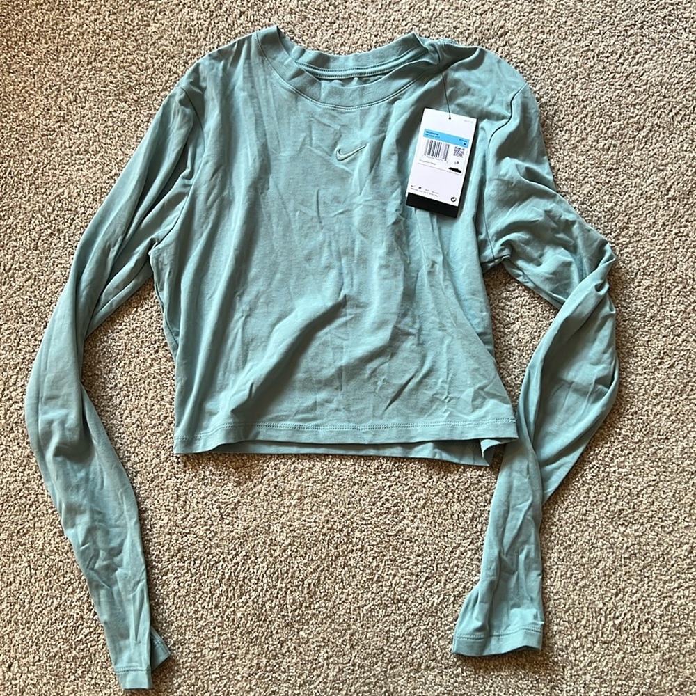 NWT Nike crop tee